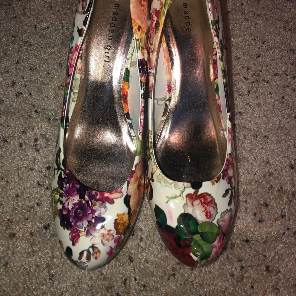 Like new Steve Madden floral pumps